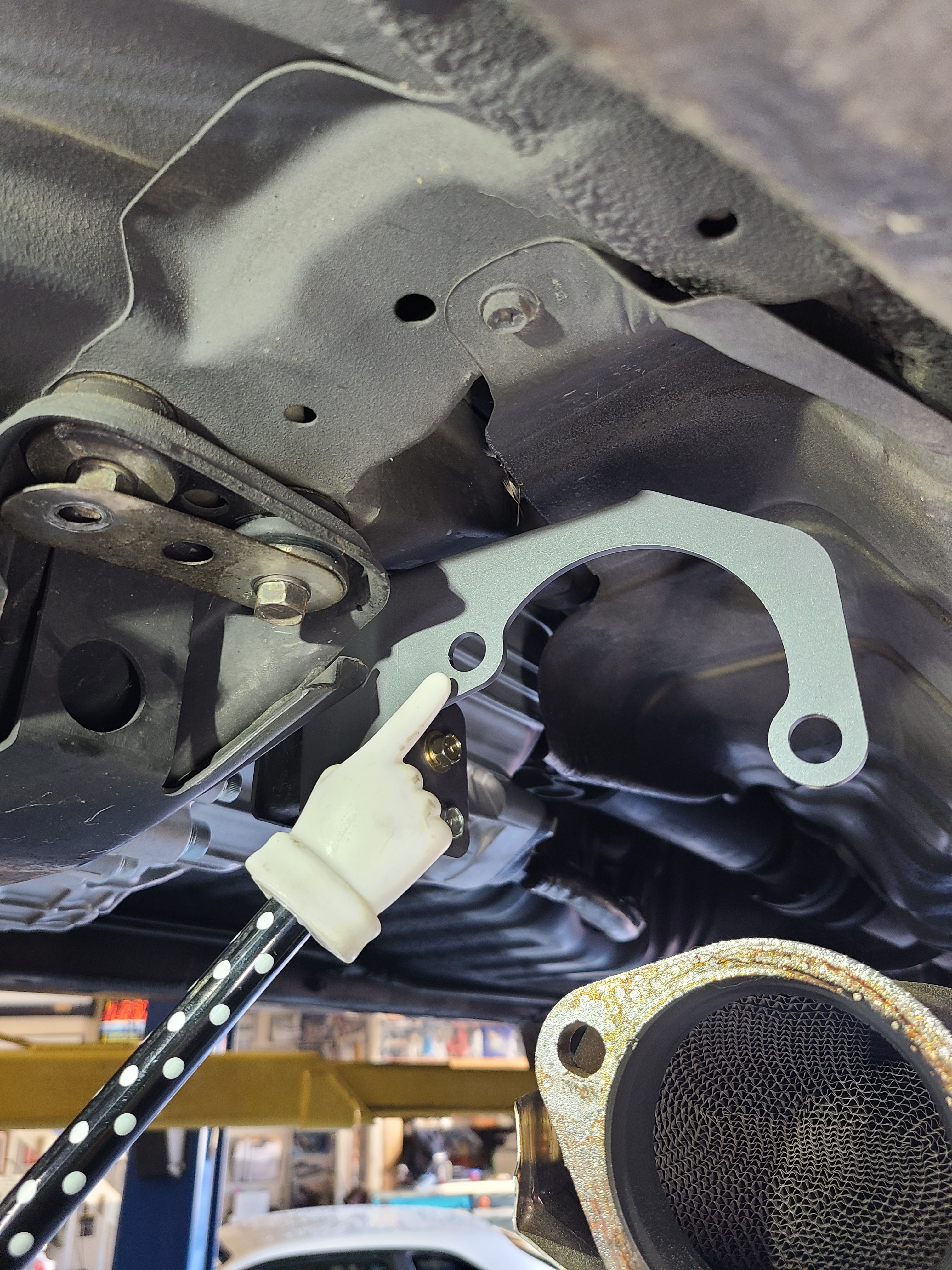 HKS downpipe bracket for Skyline GTR – U.P.garage